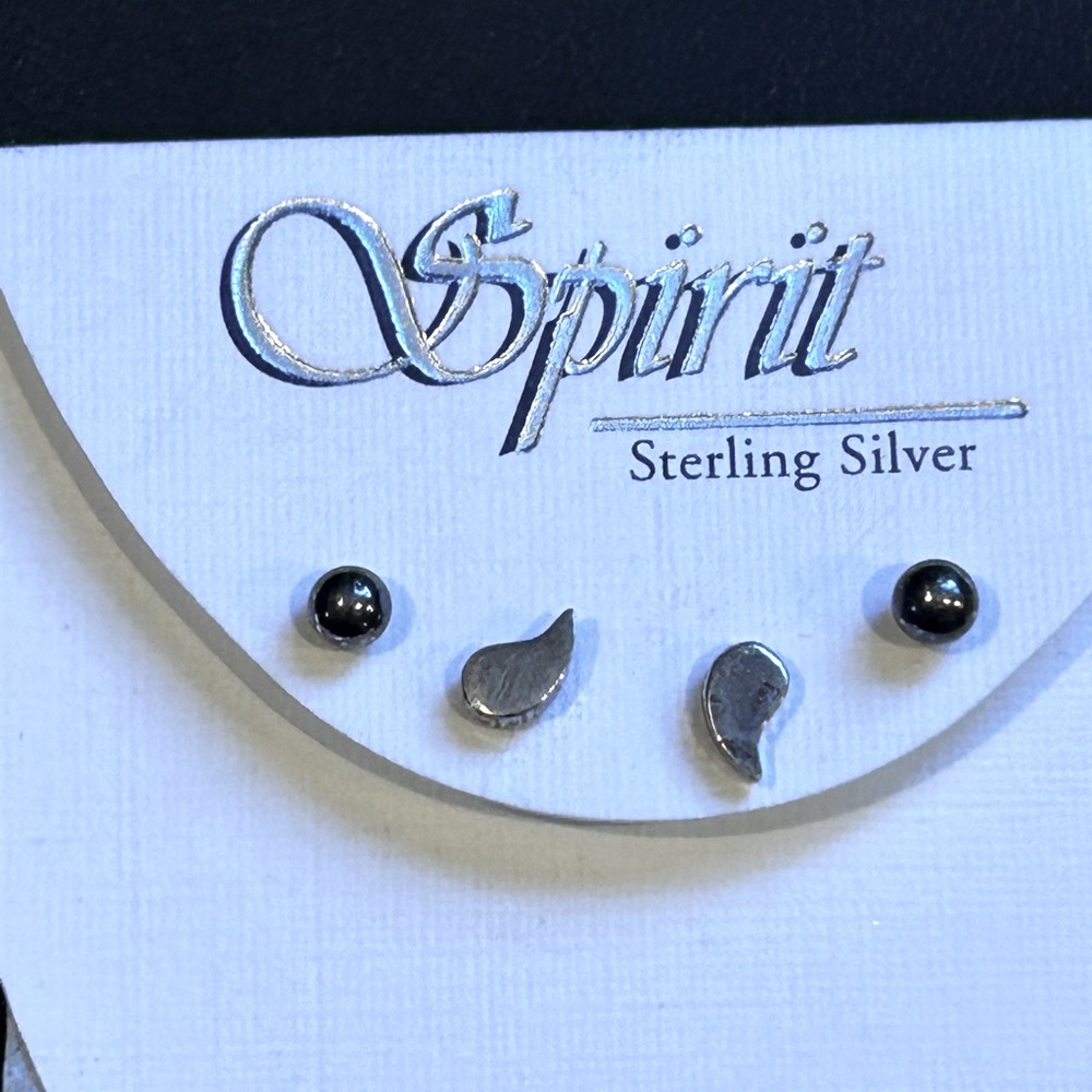 Cute two set of post earrings